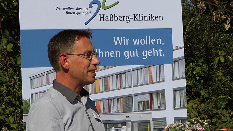 Chefarzt Dr. med Peter Range erläuterte das "Knowhow" dieses neuen Magnetresonanz- oder Kernspintomographen, der die Erwartungen voll erfülle.