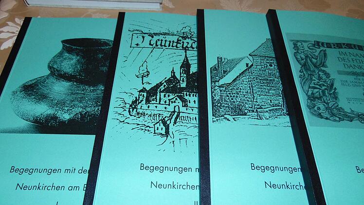 Die umfangreiche Heimatchronik Foto: Petra Malbrich