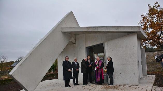 Der emeritierte Bischof   Friedhelm Hofmann (2. von rechts)feierte in Maria Bildhausen eine Gedenkgottesdienst f&uuml;r die im Dritten Reich ermordeten acht Heimbewohner. Hanns Friedrich