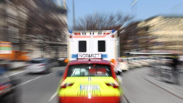 Ein unbekannter Autofahrer hat in Albertshausen eine 15-J&auml;hrige mit seinem Fahrzeug erfasst und verletzt. Nach dem Zusammensto&szlig; fuhr das Auto einfach davon. Symbolfoto: Stephan Jansen/dpa