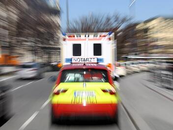 Ein unbekannter Autofahrer hat in Albertshausen eine 15-J&auml;hrige mit seinem Fahrzeug erfasst und verletzt. Nach dem Zusammensto&szlig; fuhr das Auto einfach davon. Symbolfoto: Stephan Jansen/dpa