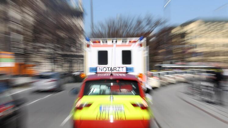 Ein unbekannter Autofahrer hat in Albertshausen eine 15-Jährige mit seinem Fahrzeug erfasst und verletzt. Nach dem Zusammenstoß fuhr das Auto einfach davon. Symbolfoto: Stephan Jansen/dpa