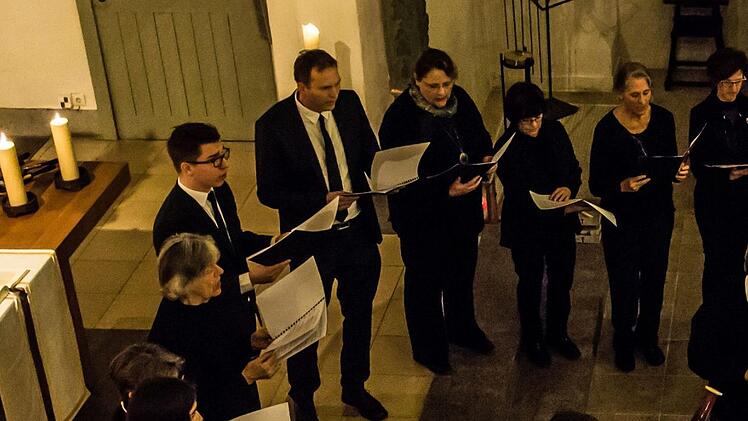 Die Kantorei Heilig Kreuz unter der Leitung von Sigurd Knopp sang die Uraufführung der Weihnachtskantate "Licht, das in die Welt gekommen."Foto: Jochen Berger