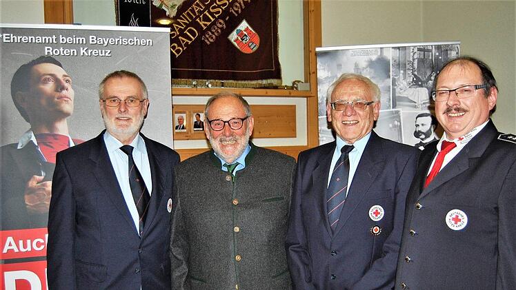 Bereitschaftsleiter Robert Weber (rechts) zeichnete die Mitglieder (von links) Rainer Hauck und Dr. Wolfgang Ruppert für 40 Dienstjahre sowie Herbert Vollkommer für 55 Dienstjahre in der Sanitätsbereitschaft aus. Foto: Sigismund von Dobschütz