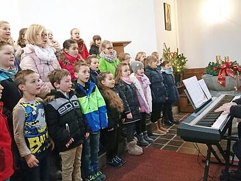 Mit feierlichen Adventsliedern umrahmte der Grundschulchor Steinwiesen unter Leitung von Andreas Thiel (am Keyboard) den Kirchweihgottesdienst in der Johanniskirche. Foto: Susanne Deuerling