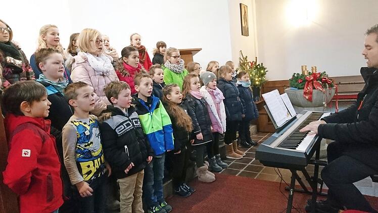 Mit feierlichen Adventsliedern umrahmte der Grundschulchor Steinwiesen unter Leitung von Andreas Thiel (am Keyboard) den Kirchweihgottesdienst in der Johanniskirche. Foto: Susanne Deuerling
