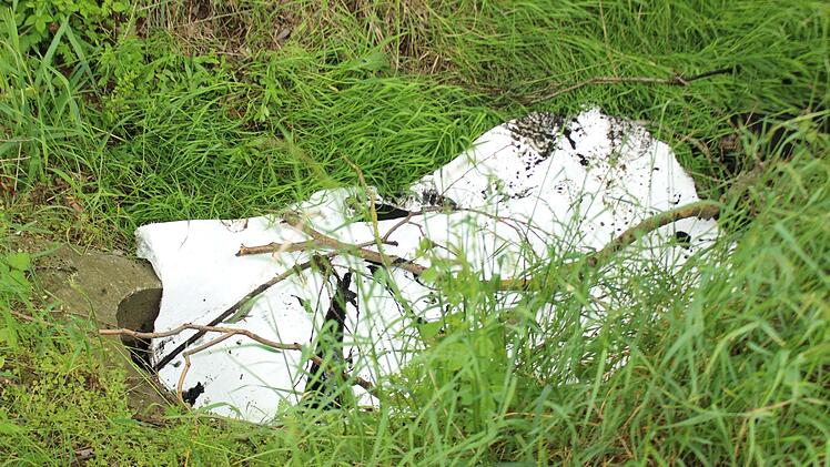 Schwerer Motorrad-Unfall in Mistelgau (Oberfranken): Am Samstagmittag krachte ein Motorrad mit einem Traktor zusammen. Der Biker erlitt schwere Verletzungen, sein Motorrad ging in Flammen auf. Foto: NEWS5 / Holzheimer