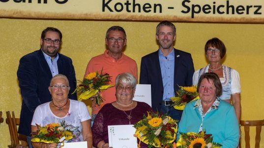 Im Rahmen der Feierlichkeiten wurden von Verbandsvorsitzendem Markus Stockmann (links) und  Bürgermeister Jochen Vogel (2. von rechts) für 40-jährige Mitgliedschaft geehrt: (hinten) Rainer Kraus (stellvertretend für seinen Vater Alfons Kraus) und Christine Halbleib, (vorne): Ruth Juli (stellvertretend für ihre Mutter Luise Halbleib), Irmgard Prucha und Anneliese Brixel.  Foto: Roland Loch