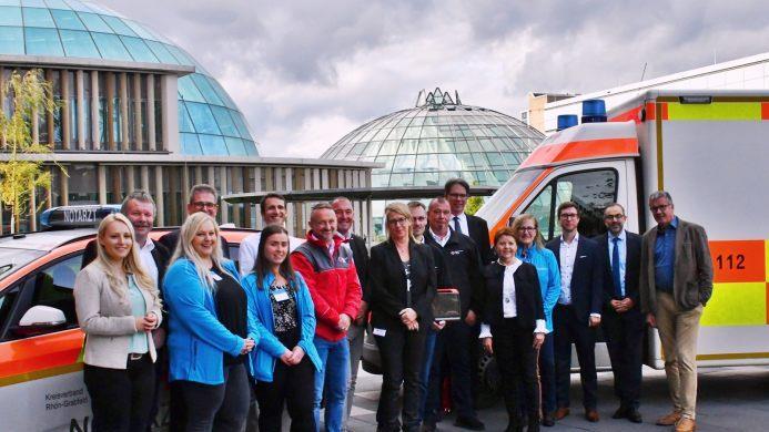 Die Referenten und Organisatoren des diesjährigen Angel-Workshops am Rhön Klinikum Campus Bad Neustadt.  Bewusst wurden als Hintergrund der Rettungswagen und das Notarzteinsatzfahrzeug gewählt. Beide stehen bei den Einsätzen im engen Kontakt mit der Klinik. Etwas, das durch die Digitalisierung und Telemedizin noch ausgeweitet werden soll. Foto: Hanns Friedrich