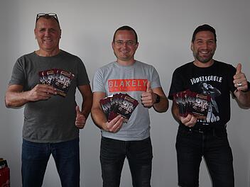 Die Vorfreude auf den Grandprix der Blasmusik steigt. Die Blaskapelle "Klingend b-lech" gehört zu den vier Finalisten und wird sich am 23. Oktober dem Wettbewerb im Allgäu stellen. Das Bild zeigt von links: Wilfried Fleckenstein, Michael Günter un...
