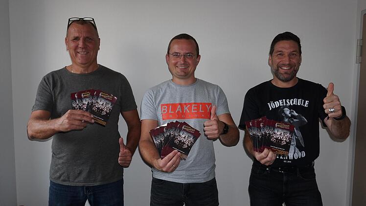 Die Vorfreude auf den Grandprix der Blasmusik steigt. Die Blaskapelle "Klingend b-lech" gehört zu den vier Finalisten und wird sich am 23. Oktober dem Wettbewerb im Allgäu stellen. Das Bild zeigt von links: Wilfried Fleckenstein, Michael Günter un...