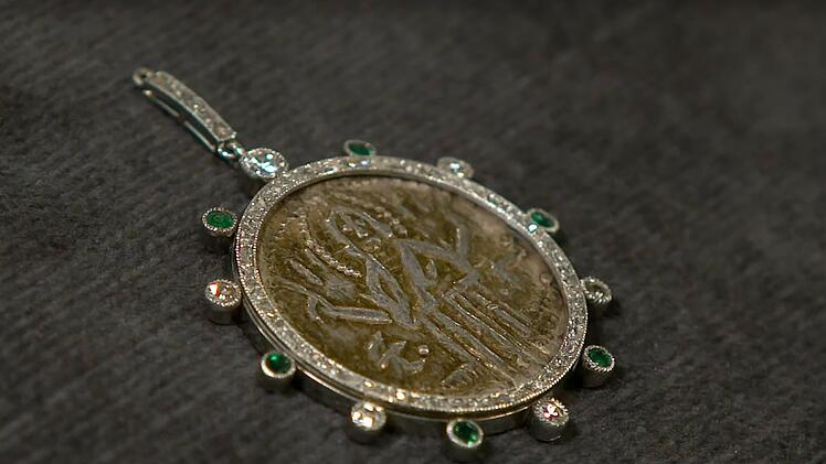 Die Platin-Zarge mit 12 Diamanten wurde viel später gemacht, aber die Münze stammt aus dem 2. bulgarischen Kaiserreich. Sie zeigt, sagt Lessmann, Zar Ivan Alexander und dessen Sohn Michael IV. Die Münze war eine Umlaufmünze, es wurde also wirklich damals damit bezahlt. Deshalb ist sie auch nicht allzu selten. Das drückt die Expertise auf "nur" 550 Euro.
