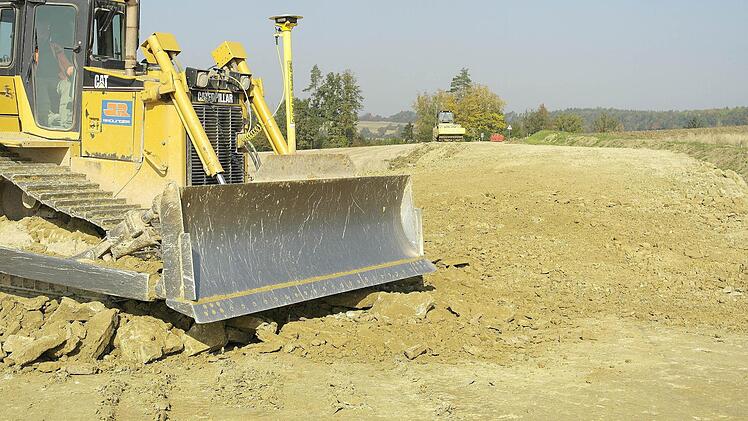 Auch die Bauarbeiten für die Zufahrt zur Brücke aus Richtung Zettmeisel sind in vollem Gange.