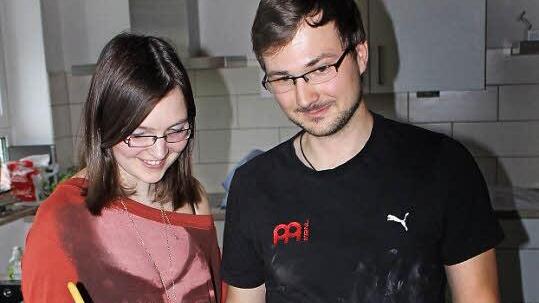 Tanja und Oliver versuchen sich beim Backen.