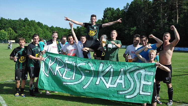 Obenauf ist die DJK Pinzberg: Durch den 4:1-Erfolg gegen Pretzfeld verdrängten sie den SV von Rang zwei und steigen direkt auf.   Foto: Leo Hühnlein