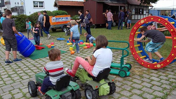 Ein Rhönrad und kleine Bulldogs rollten über den Dorfplatz.