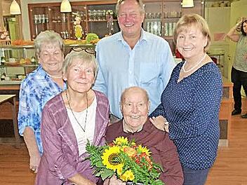 Unser Bild zeigt Alfons Kremer mit seinen Töchtern Liane, Hedi und Karola Quade sowie Bürgermeister Volker Schmiechen. Foto: Werner Oetter