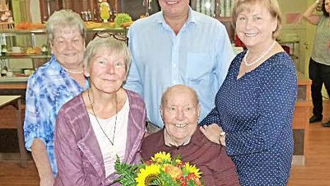 Unser Bild zeigt Alfons Kremer mit seinen Töchtern Liane, Hedi und Karola Quade sowie Bürgermeister Volker Schmiechen. Foto: Werner Oetter