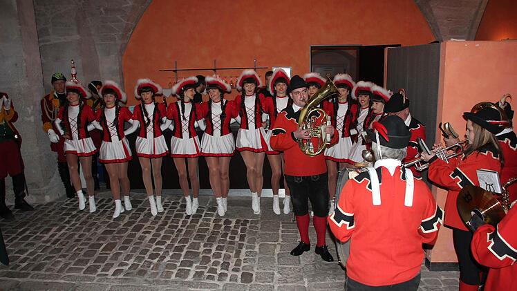 Die "Echt'n Kroniche Hous'nküh" und die Tanzgarde des ATSV Kronach zogen in den Saal.  Foto: Friedwald Schedel