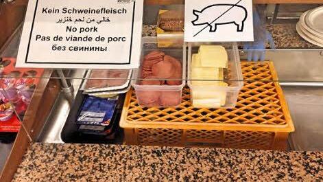 Abendbrot für die Flüchtlinge - drei Mahlzeiten gibt es am Tag, Kinder bekommen immer etwas.