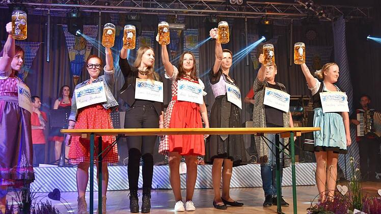Starke Frauen: Beim Maßkrugstemmen hatte Nina Klett (Dritte von rechts) die längste Ausdauer. Foto: Gabi Arnold