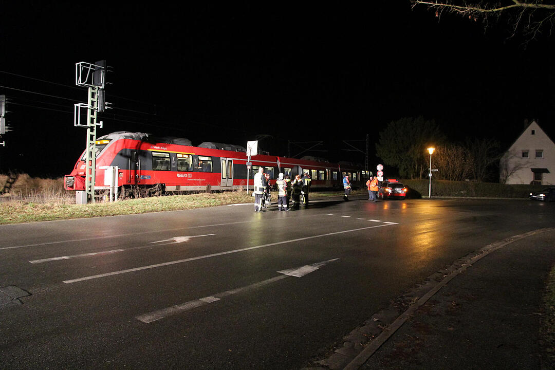 Fußgänger von Regionalbahn erfasst und schwer verletzt - Feuerwehr muss Passagiere evakuieren