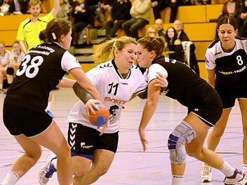 Anna Gößwein vom HC Forchheim behauptet sich im Hinspiel gegen zwei Nabburgerinnen.  Fotos: Archiv