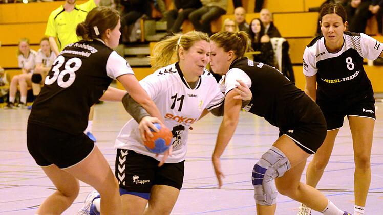 Anna Gößwein vom HC Forchheim behauptet sich im Hinspiel gegen zwei Nabburgerinnen.  Fotos: Archiv