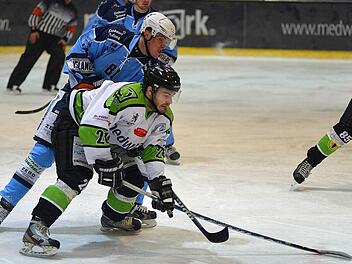 Hier beharkten sich HEC-Stürmer Daniel Tratz (vorn) und der Lindauer Jiri Mikesz noch - in der kommenden Spielzeit jagen die beiden gemeinsam dem Puck hinterher. Foto: Picturedreams/Archiv