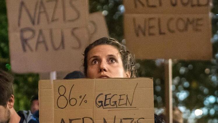 Mit Plakaten soll am Dienstag friedlich Protest gegen die Politik der AfD geäußert werden. Symbolbild: Stefan Sauer/dpa-