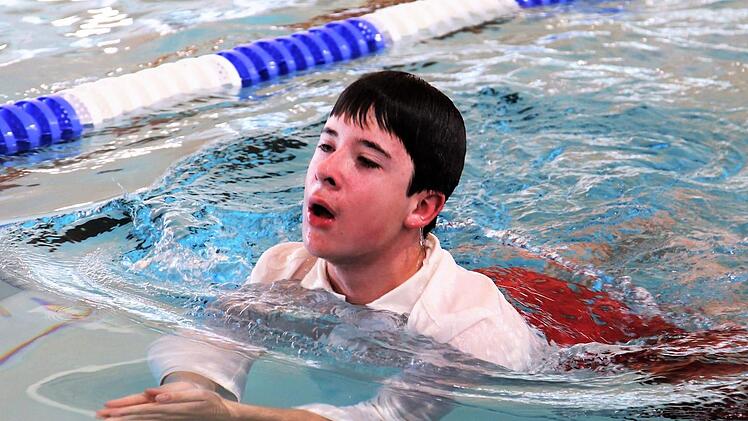 Manuel L&uuml;bke demonstriert den Zuschauern das Schwimmen mit Kleidung.Michael Will/BRK