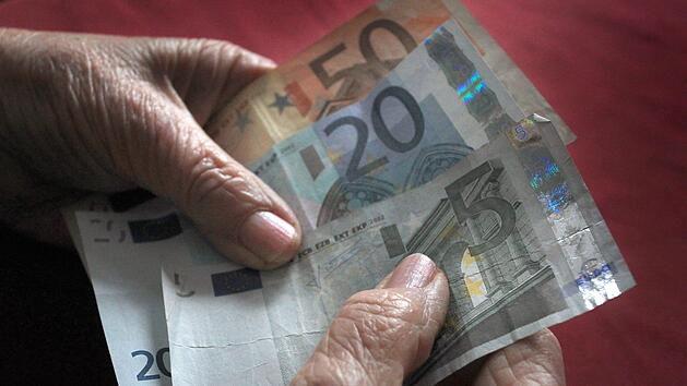 W&uuml;rzburg: Eine 83-j&auml;hrige Frau h&auml;lt verschiedene Euronoten in der Hand. Thema im Bundestag ist unter anderem die Rentenerh&ouml;hung.