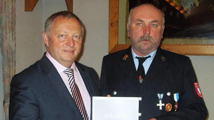 Für seine Verdienste bei der Feuerwehr nahm Thomas Schipper (rechts) das Ehrenzeichen des Landesverbands von Landrat Thomas Bold entgegen. Winfried Ehling