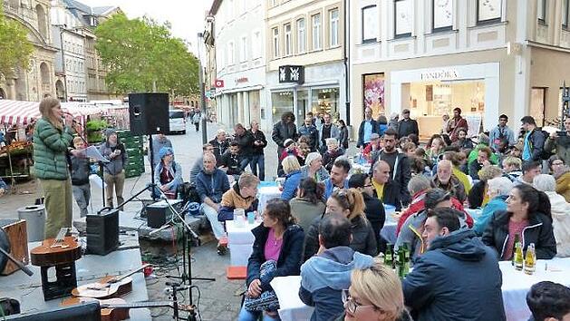 Pfarrerin Mirjam Elsel spricht bei der Mahnwache am Gabelmann. Foto: Julian Megerle