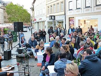 Pfarrerin Mirjam Elsel spricht bei der Mahnwache am Gabelmann. Foto: Julian Megerle