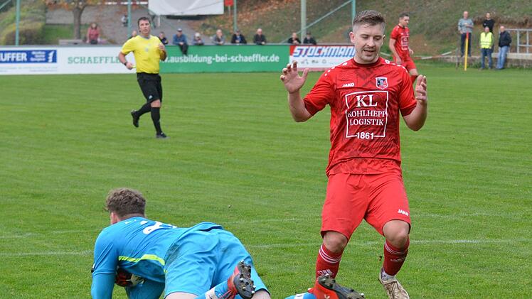 Lange hielt Sands Schlussmann Nils Nigbur (links) die Null im Spiel gegen den FC Fuchsstadt um Markus Mjalov (rechts), ehe die Kohlenberg-Elf doch noch zweimal zuschlug. Foto: ssp