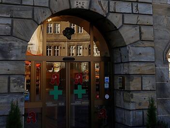Bayreuther Mohren-Apotheke verbannt umstrittene Köpfe - nach vielen Anfeindungen