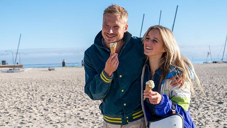Tom (Anton Rubtsov) und seine Freundin Lena (Lieselotte Vo&szlig;) genie&szlig;en das sch&ouml;ne Wetter.