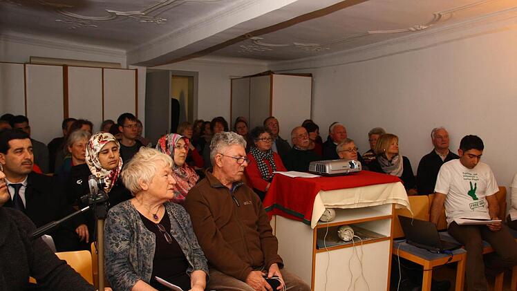 Zahlreiche Gäste verfolgen interessiert den Vortrag. Am linken Bildrand Ibrahim Kefci, der Hodscha der Türkischen Gemeinde Kulmbach.