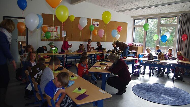 Die Kombiklasse 1K2 beschriftet die Luftballons.