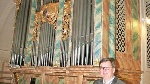 Pfarrer Martin Müller vor der alten Steinmeyer-Orgel  Foto: Evi Seeger