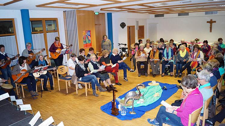 Frauen aller Konfessionen fanden sich im Katholischen Pfarrsaal von Haßfurt ein, um gemeinsam den Weltgebetstag mit einem Gottesdienst zu feiern. Foto: Elke Englert
