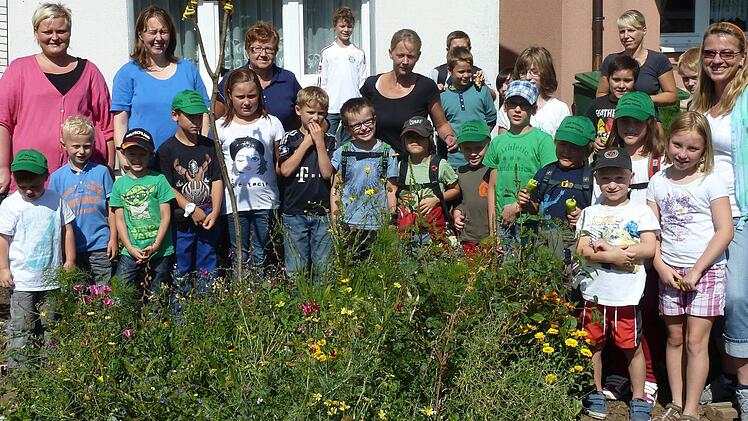 Die "schlauen Füchse" mit ihren Betreuerinnen in ihrem Garten nach getaner Arbeit, rechts Vorsitzende Irene Hüttner.