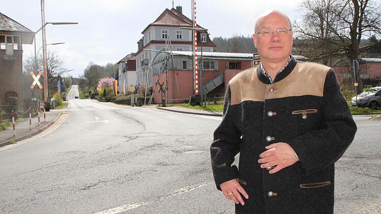 Ärgert sich über die Verzögerung: Verkehrsreferent Karlheinz Schmitt steht an der B 27 in Richtung Hammelburger Berg. Foto: Ulrike Müller