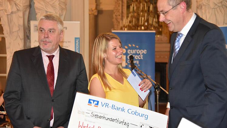 Der Schulpreis ging die Wirtschaftsschule: Von links: Karlheinz Kipke, Lehrerin Sabina Hundt und Coburgs OB Norbert Tessmer. Foto: Gabi Arnold