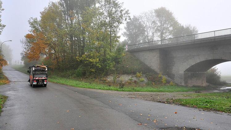 Wenn die Flutbrücke in Haßfurt (rechts im Bild) 2017 saniert wird, wird der Verkehr voraussichtlich über den noch auszubauenden Radweg zum FC-Gelände und die Zufahrt zum FC-Gelände (im Bild) geführt.