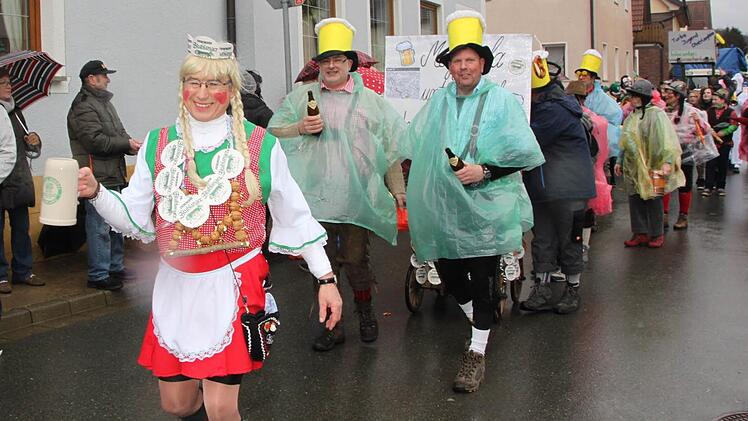 Die "Stublicher Moggerla" mit ihrer Bierkönigin (Wolfgang Herold) an der Spitze auf dem Bierwanderweg. Foto: Matthias Einwag