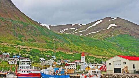 Die besondere Atmosphäre des hohen Nordens nimmt wohl jeden im Handumdrehen gefangen wie hier im charmanten Fischerort Siglufjörður auf der "Trollhalbinsel" Tröllaskagi. Fotos: djd/contrastravel.com