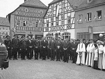 Fahrzeugweihe auf dem Marktplatz zum 100-j&auml;hrigen Bestehen der Wehr im Juli 1967.  Foto: Archiv/Gerhard Fuhrmann