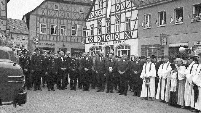 Fahrzeugweihe auf dem Marktplatz zum 100-jährigen Bestehen der Wehr im Juli 1967.  Foto: Archiv/Gerhard Fuhrmann